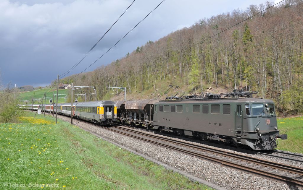 Ae 6/6 11440 am 24.04.2012 mit Gterzug bei Tecknau. Leider wre uns der Zug beinahe zugefahren worden sodass das Bild etwas weitwinkliger wurde.