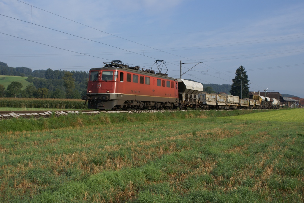 Ae 6/6 11470 befindet sich am 6.9.10 mit einem Gterzug nach Menznau in Lindenholz. Zwischen Langenthal und Menznau sind noch einige Ae 6/6 im Einsatz.