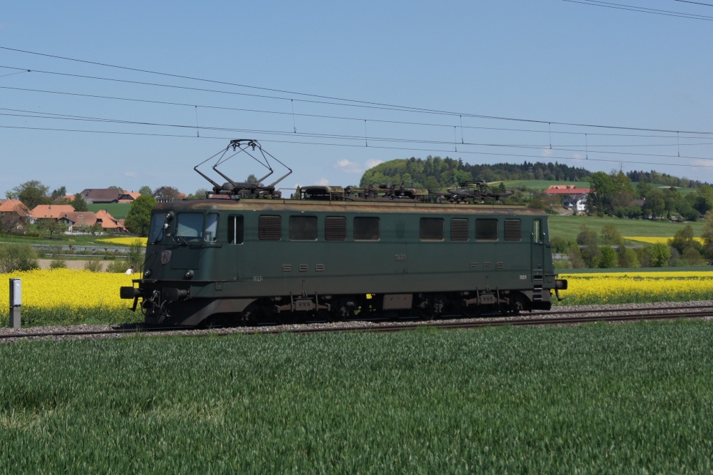 Ae 6/6 11488 am 4.5.12 auf Solofahrt zwischen Schpfen und Mnchenbuchsee.