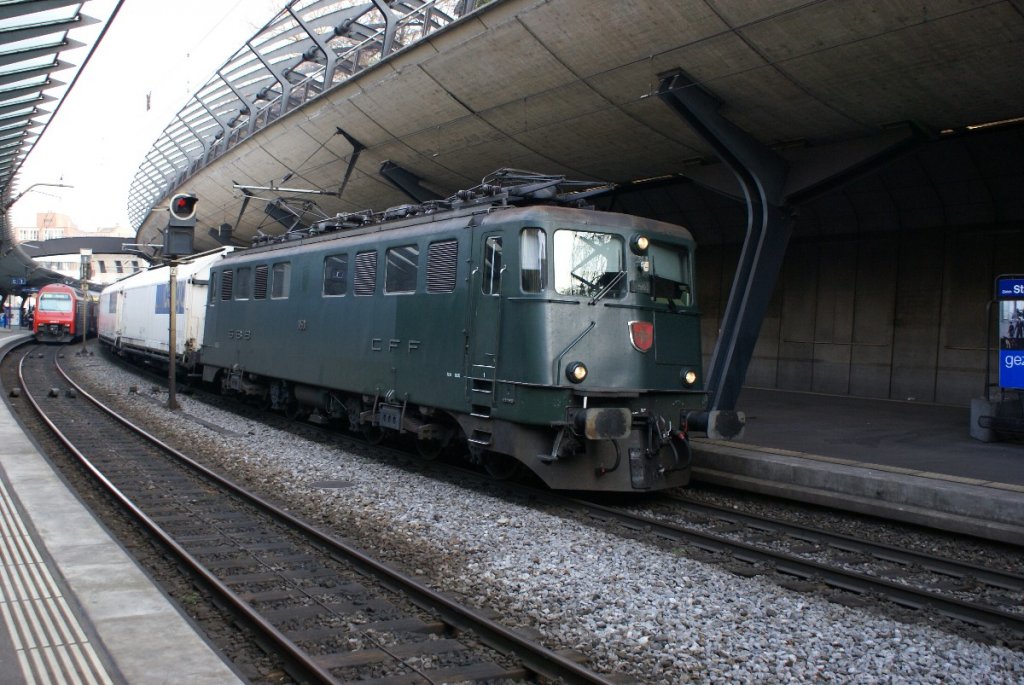 Ae 6/6 11501 durchfhrt am frhen Morgen des 27.4.10 den Bahnhof Stadelhofen.
