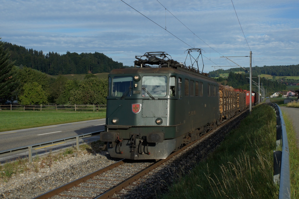 Ae 6/6 11507 zieht am 28.8.12 einen Gterzug von Langenthal Richtung Huttwil, hier bei Kleindietwil.