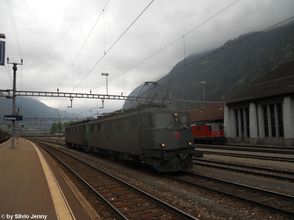 Ae 6/6 11517 ''Brunnen'' + 11515 ''Kreuzlingen'' am 1.5.2010 in Erstfeld. Da die Ae 6/6 keine Vielfachsteuerung besitzen wurde die hintere Ae 6/6 geschleppt von Bellinzona nach Erstfeld berfhrt.