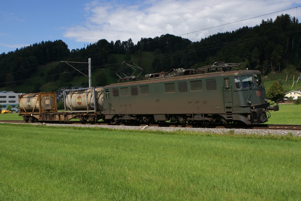 Ae 6/6 11517 verlsst am 10.9.10 mit  grosser  Last Willisau.