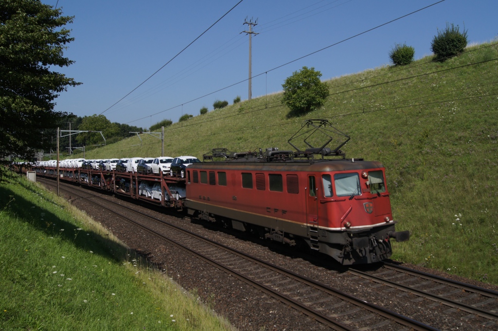 Ae 6/6 11520 fhrt am 2.8.11 mit einem Autozug von Mumpf Richtung Mhlin.