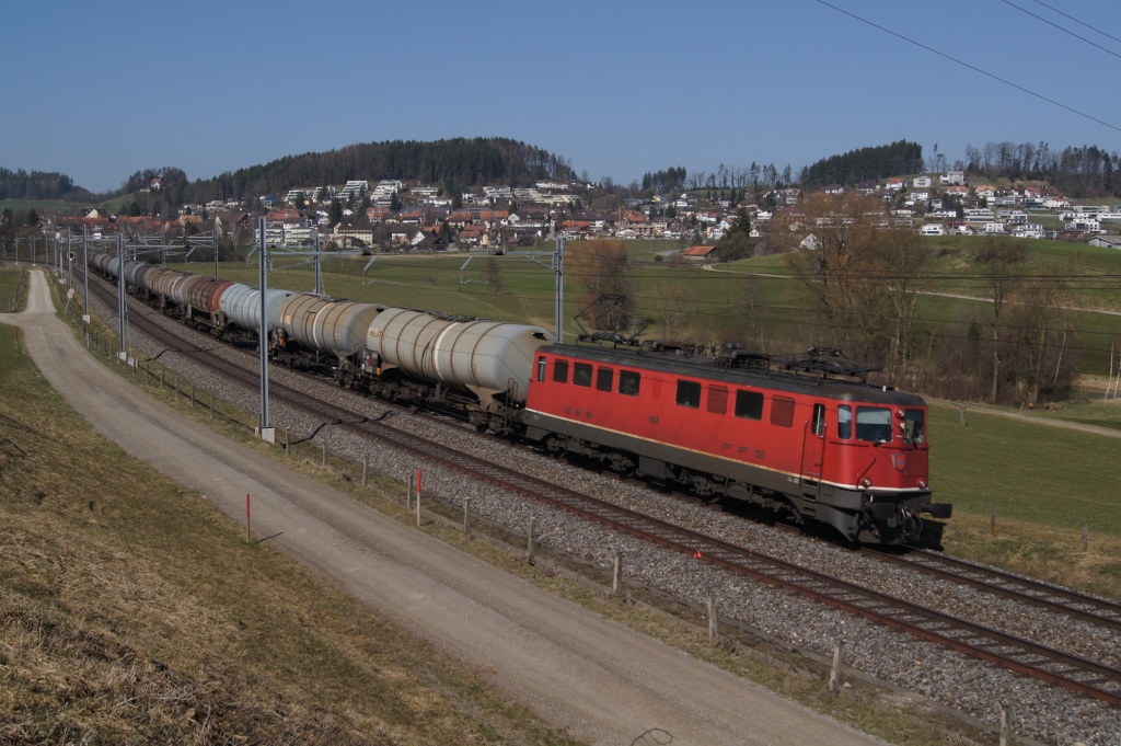 Ae 6/6 11664 fhrt am 16.3.12 mit einem Gterzug von Eschlikon Richtung Sirnach.