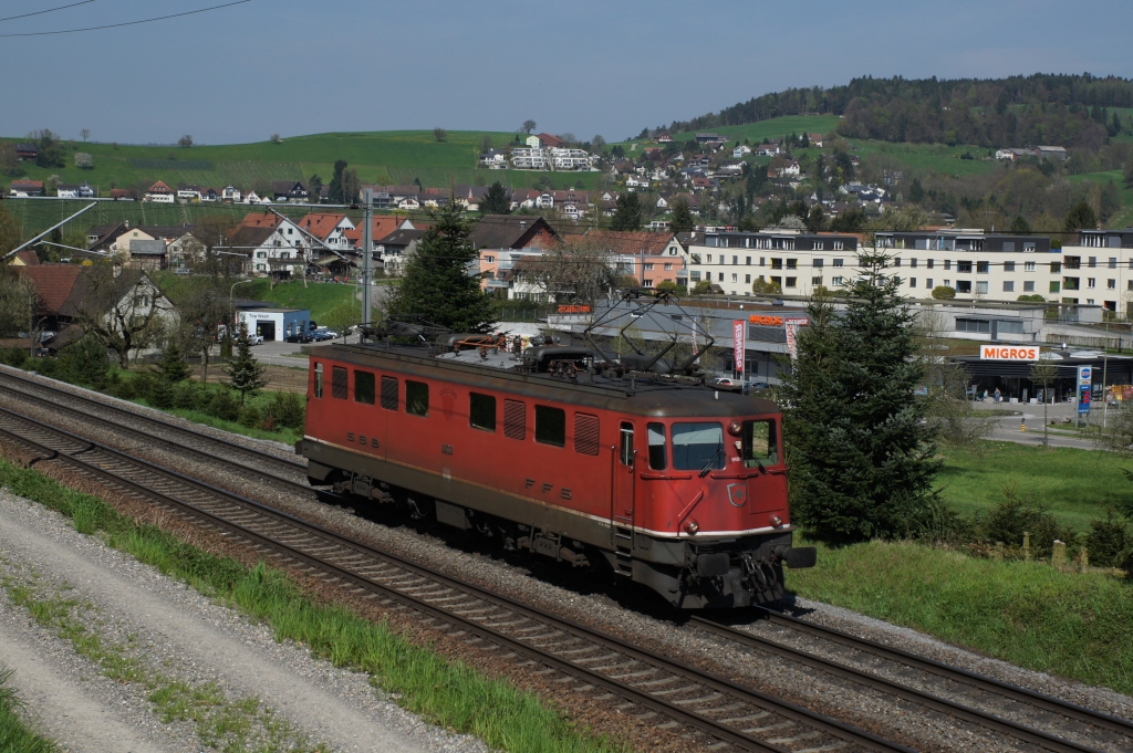Ae 6/6 1430 befindet sich am 24.04.2013auf Solofahrt bei Eglisau.
