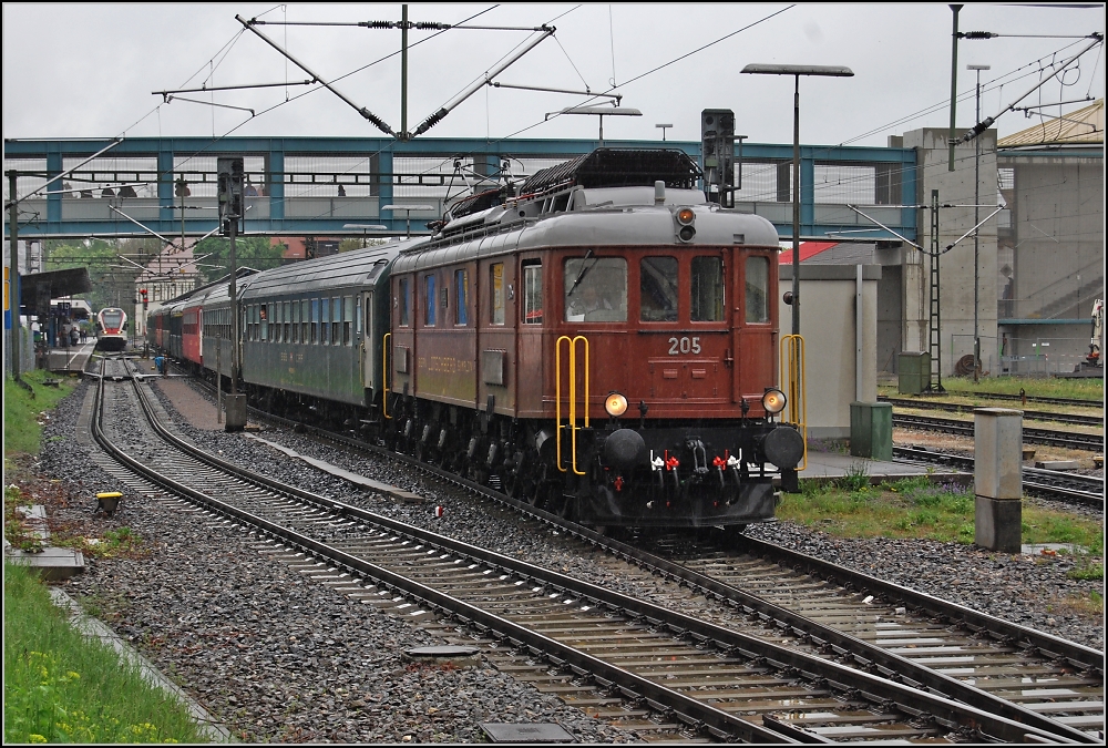 Ae 6/8 der BLS fhrt mit ihrem Sonderzug nach Altnau. An ihrer Stelle war eigentlich BR 023 der Eurovapor vorgesehen. Vielleicht das grere Highlight? (Konstanz, 02. Mai 2010)