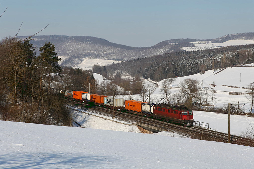 Ae6/6 11430 erklimmt den Bzberg bei Zeihen, 03.02.2012.