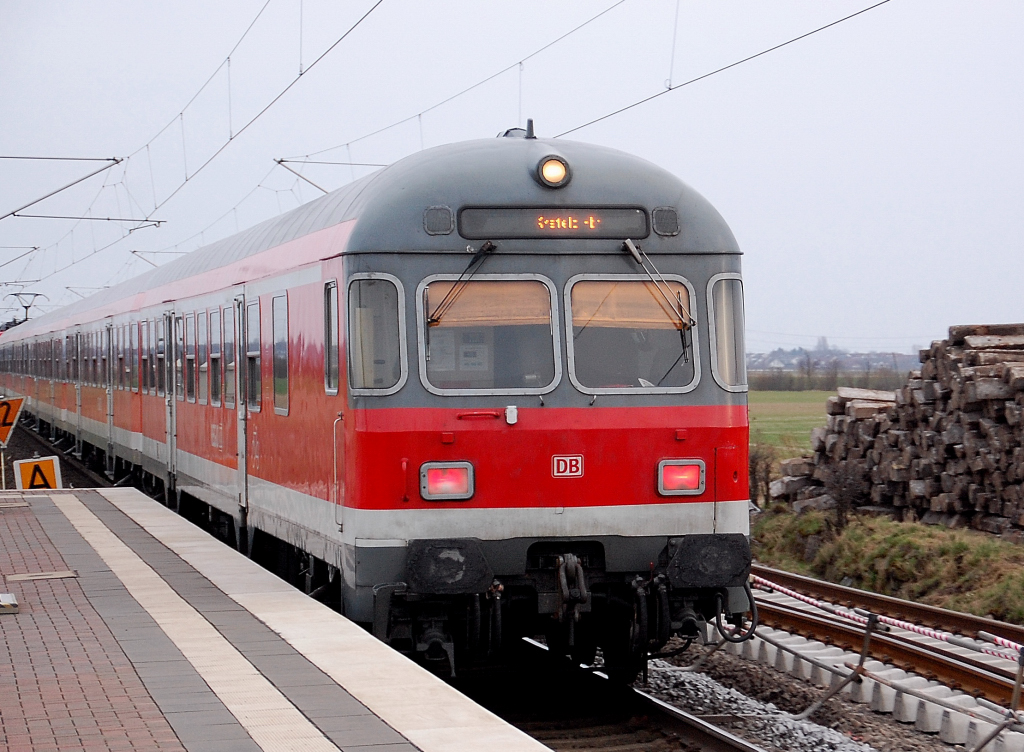 �h was jetzt? Ist dieser Karlsruhersteuerwagen etwa weiblich und kann sich nicht entscheiden ob er nun nach K�ln oder nach Krefeld will? Also die Zuglok 111 111 f�hrt gerade in Richtung K�ln am Samstag den 12. M�rz 2011.