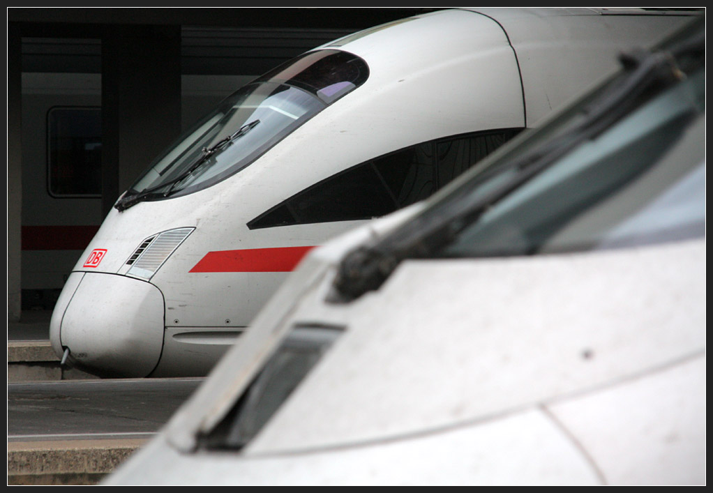 Ähnlich, aber nicht gleich -

Zwei ICE im Münchner Hauptbahnhof.

07.11.2010 (M)