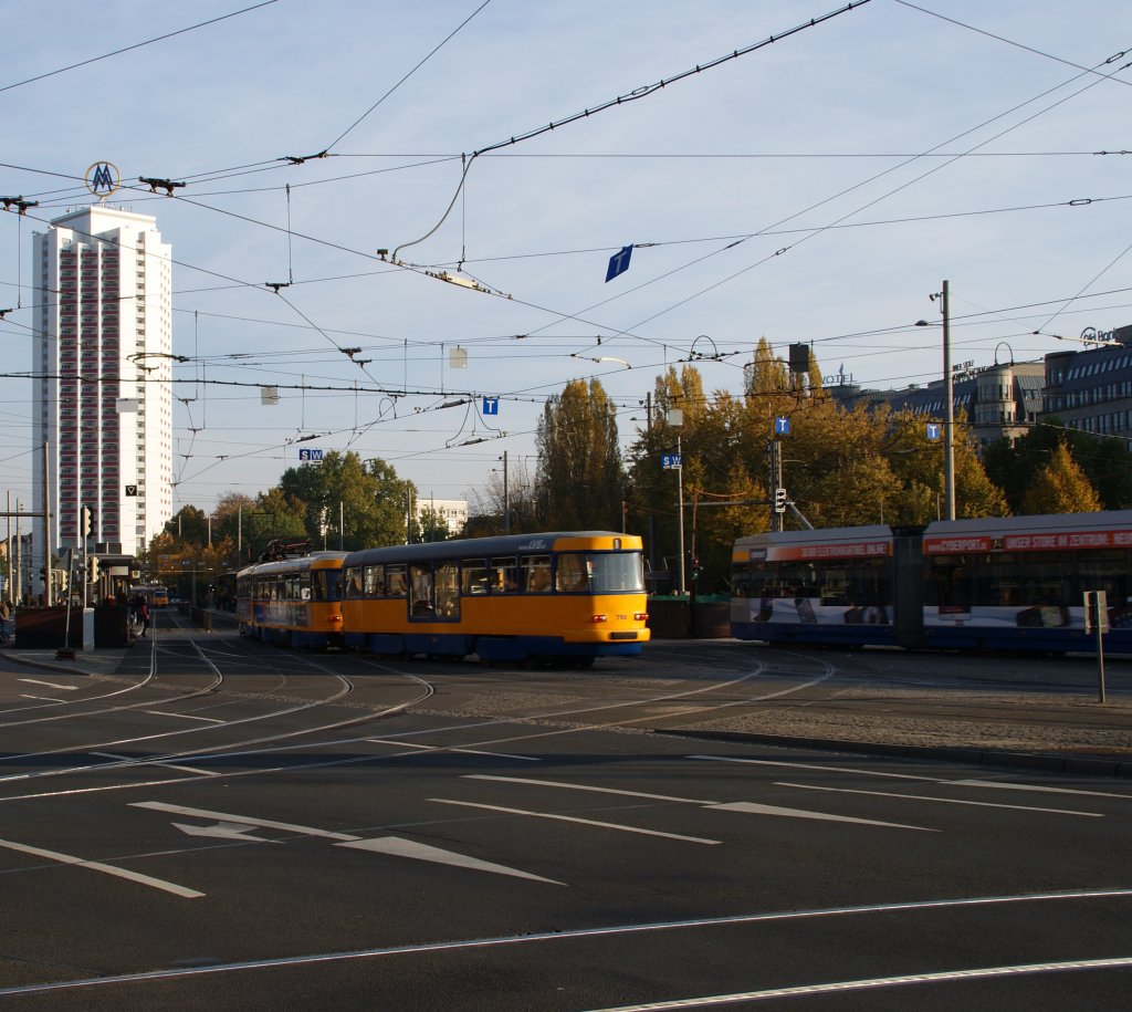 ltere Generation von einer Strassenbahn in Leipzig, daneben saust eine neuere grad vorbei. Aufgenommen am 28.10.2011