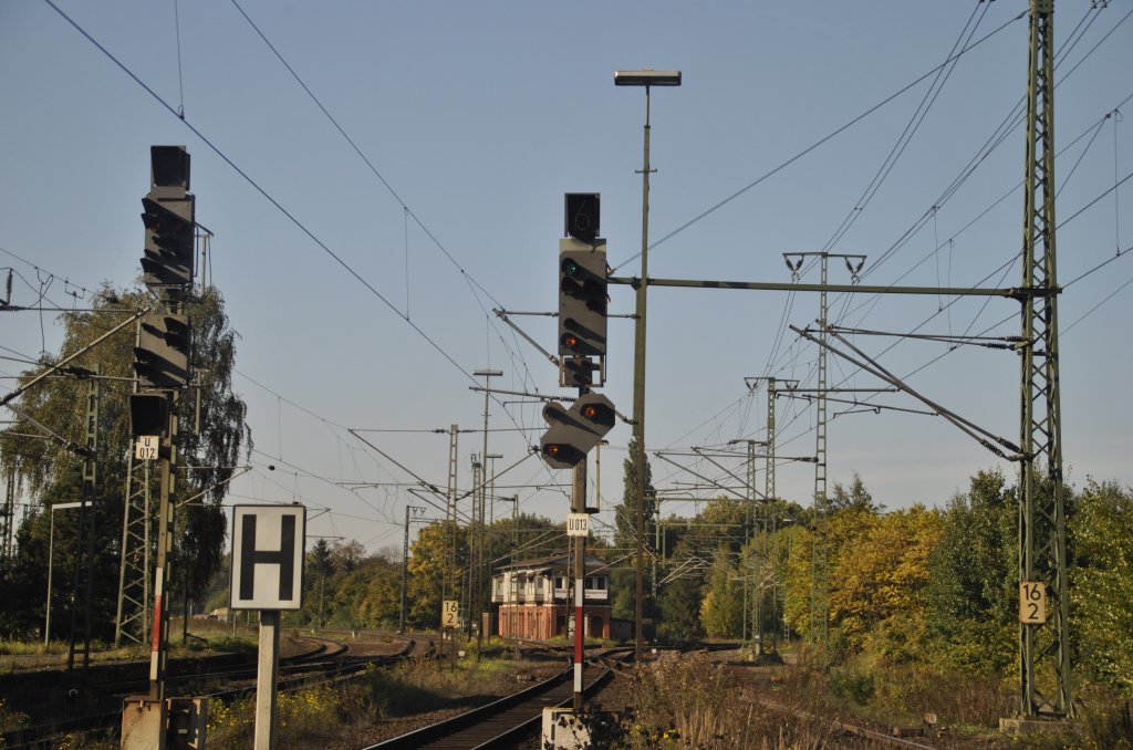 lteres Haupt mit Vorsignal, am Gleis 13 in Lehrte. Foto vom 10.10.2010