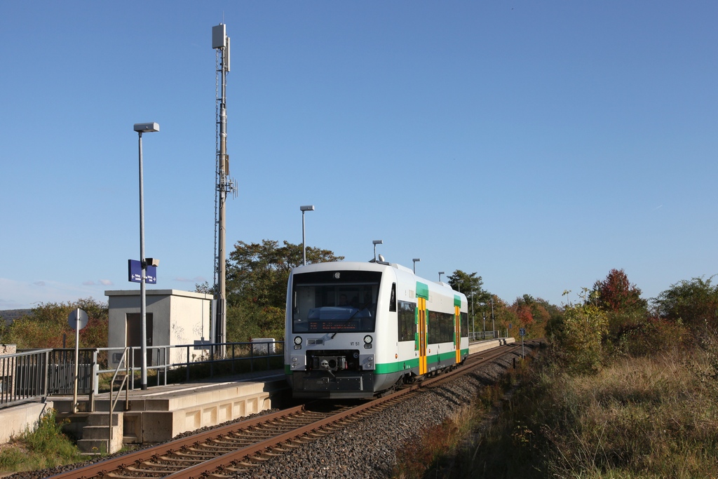 Äußerlich im Auslieferungszustand sind die ausgeliehenen VT51 - VT56 der VBG im Einsatz bei der Erfurter Bahn. Hier durchfährt am 11.10.2012 VT51 (650 151), als EB80662 (Gotha - Bad Langensalza), den Hp Eckardtsleben. 