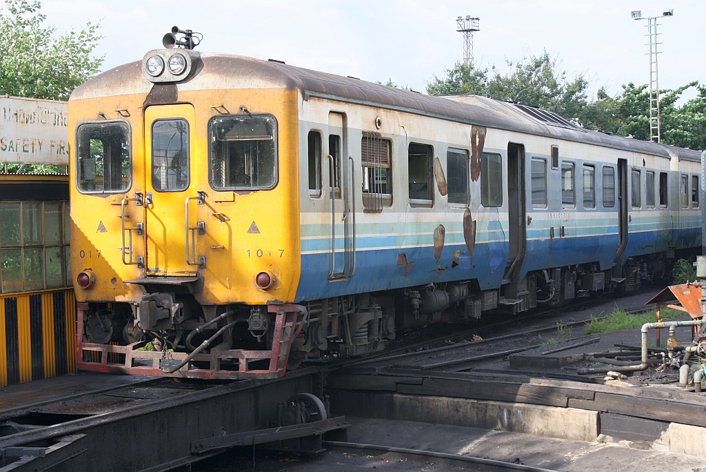 Äußerlich schon etwas mitgenommen zeigt sich der กซข.1017 (กซข. = BPD/Bogie Power Diesel Railcar With Driving Cab, Hitachi, Bauj. 1967) am 13.Juni 2011 im Depot Nakhon Ratchasima.

