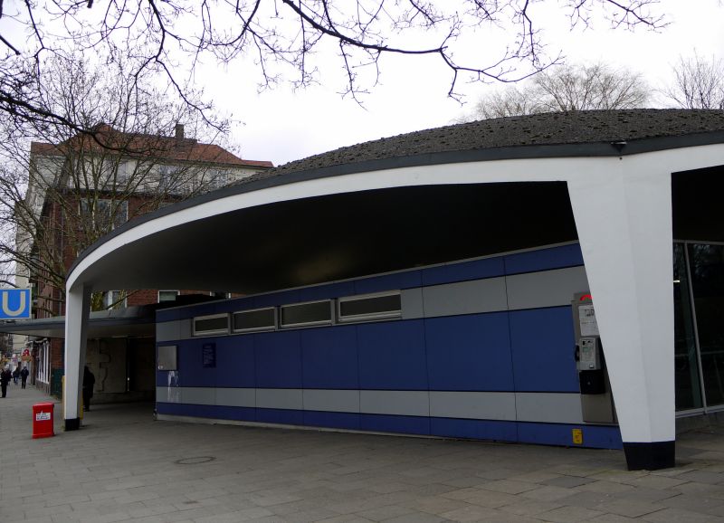 �u�erst eigenwilliger Eingangsbau der Hamburger U-Bahnstation  L�becker Stra�e , Umsteigepunkt zwischen den Linien U1 und U3. 11.3.2012