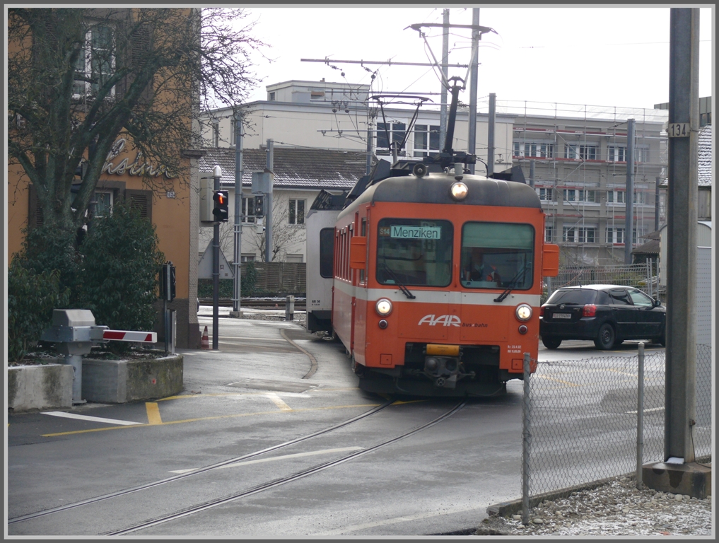 usserst enge s-Kurve bei der Ausfahrt aus dem AAR Bahnhof Aarau Richtung Menziken. Ein lterer Be 4/4 Triebwagen und ein neuer Steuerwagen ABt legen sich in die Kurve. (13.12.2010)