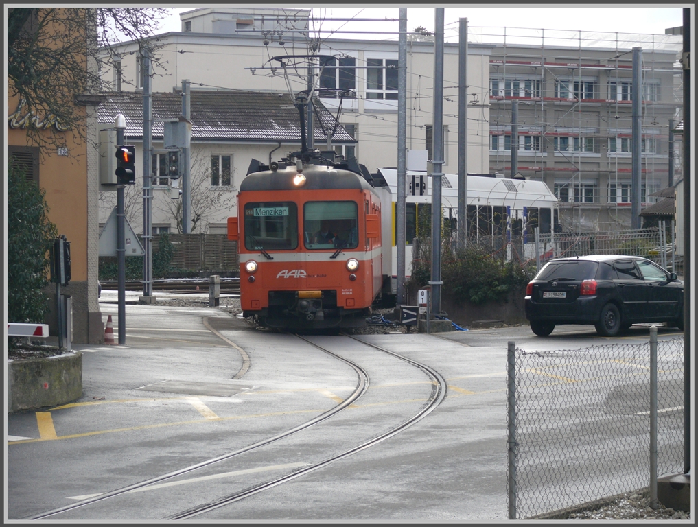 usserst enge s-Kurve bei der Ausfahrt aus dem AAR Bahnhof Aarau Richtung Menziken. Ein lterer Be 4/4 Triebwagen und ein neuer Steuerwagen ABt legen sich in die Kurve. (13.12.2010)