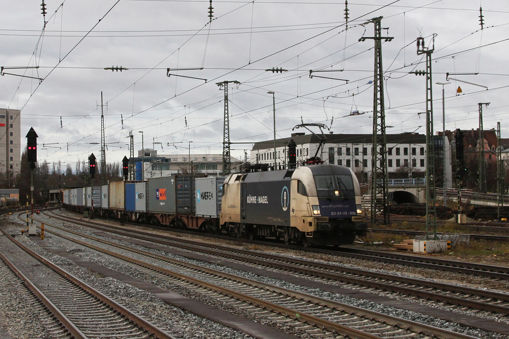 uerst seltener Gast in Mnchen: Ein Taurus der Wiener Lokalbahn, noch dazu mit Khne + Nagel Werbung. Gestern fuhr 182 535 mit einem Containerzug durch Mnchen Ost. 04.12.2011