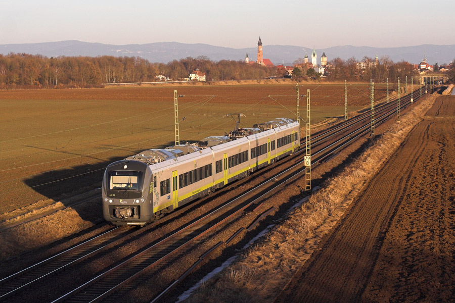ag 84422 auf seiner Fahrt Richtung Regensburg kurz nach dem Verlassen von Straubing.

Im Hintergrund ist die Kulisse von Straubing zu sehen.