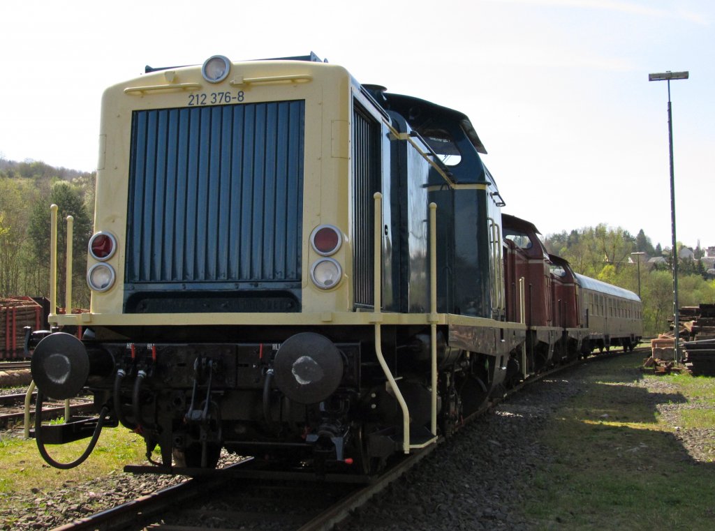 Aggerbahn 212 376-8 am 9.4.2011 in Gerolstein. Fotopunkt war ffentlich zugnglich.