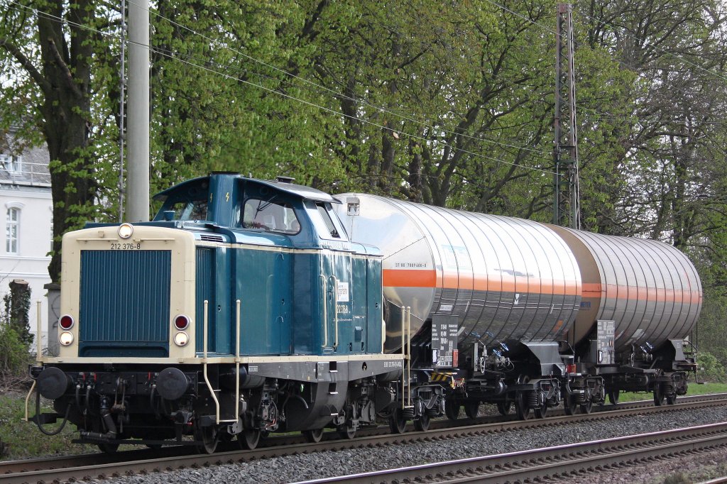 Aggerbahn 212 376 (i.E.fr BEG) am 11.4.12 mit zwei Kesselwagen bei der Durchfahrt durch Ratingen-Lintorf.