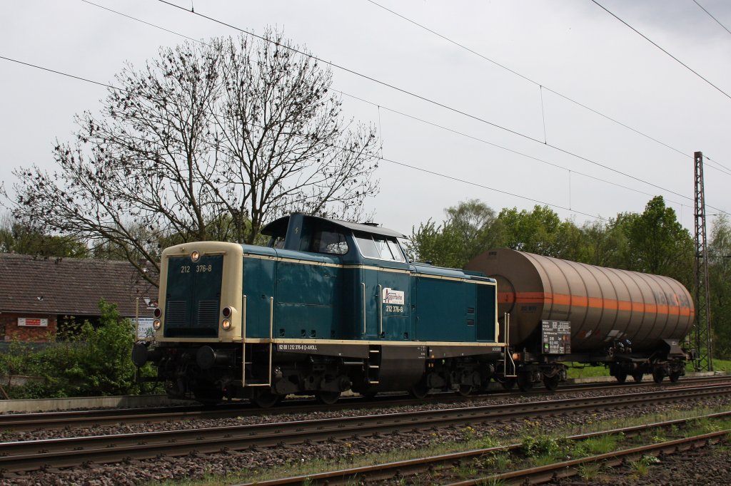 Aggerbahn 212 376 (i.E.fr die BEG) war am 30.4.12 mit einem Kesslewagen nach Emmerich unterwegs.Aufgenommen in Ratingen-Lintorf.