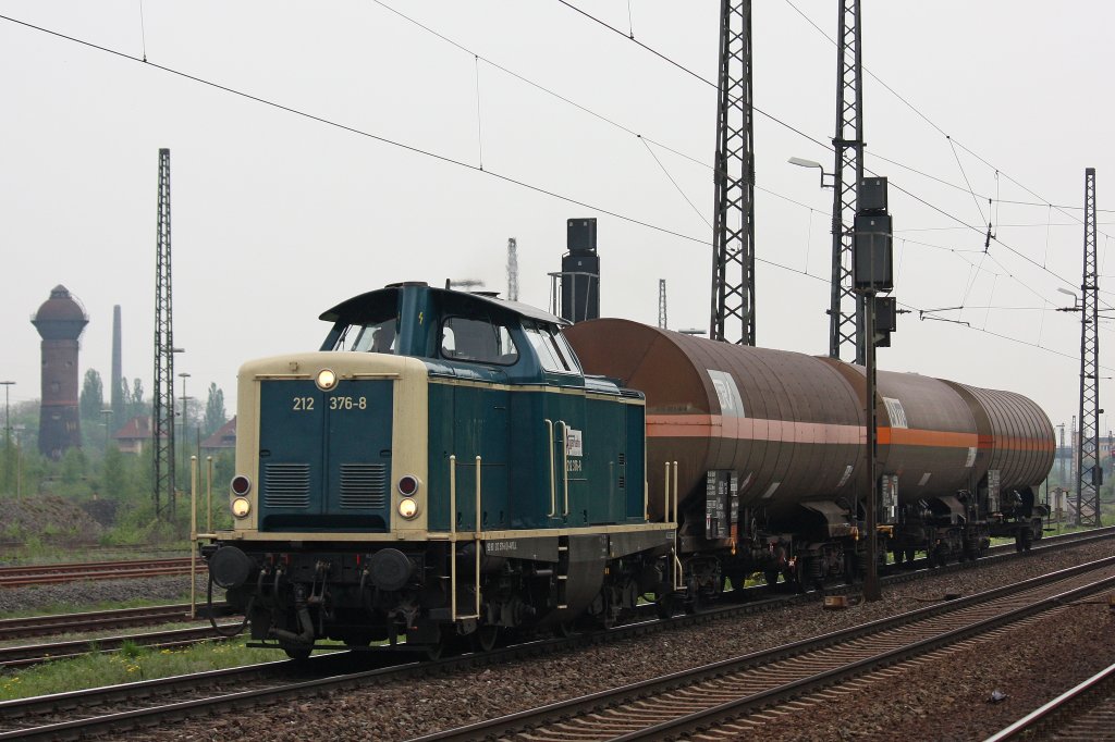 Aggerbahn 212 376 (i.E.fr BoEG)am 2.5.12 mit drei Kesselwagen auf dem Weg nach Dormagen-Bayerwerke bei der Durchfahrt durch Duisburg-Bissingheim.