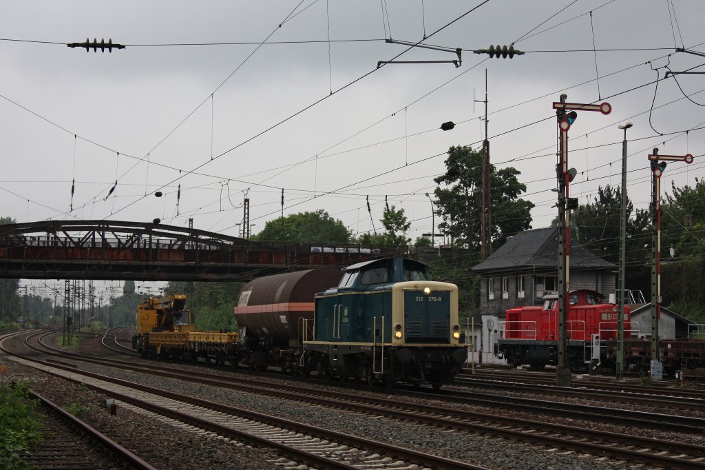 Aggerbahn 212 376 zog am 27.6.12 einen Kesselwagen und einen Baukran durch Dsseldorf-Rath.