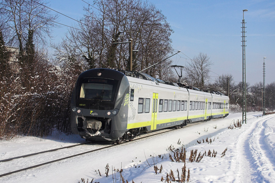 agilis 440 411 hat am 28.12.2010 gerade Regensburg-Prfening verlassen. Der Zug fhrt bis Ingolstadt.