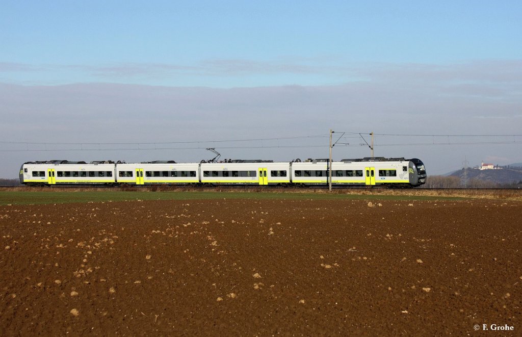 AGILIS 440 602 als ag 84414 Plattling - Neumarkt, KBS 880 Passau - Nrnberg, fotografiert bei Schambach zwischen Strakirchen und Straubing am 16.01.2012 --> rechts im Hintergrund die Wallfahrtskirche Sankt Maria Himmelfahrt auf dem Bogenberg