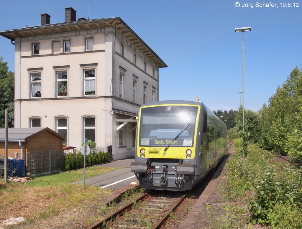 agilis VT 718 hlt am 19.6.12 als RB nach Selb Stadt kurz in Plberg am Hausbahnsteig. Ein einziges Gleis blieb im frher umfangreichen Abzweigbahnhof befahrbar.