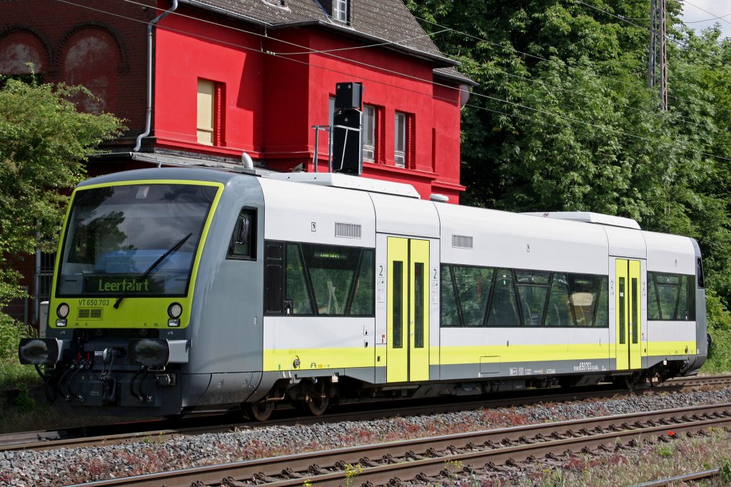 Agilis VT650.703 (i.E fr NWB) als Leerfahrt durch Ratingen-Lintorf am 13.5.11.Bild wurde ein paar Meter neben dem alten Stillgelegten Gleis aufgenommen !!!