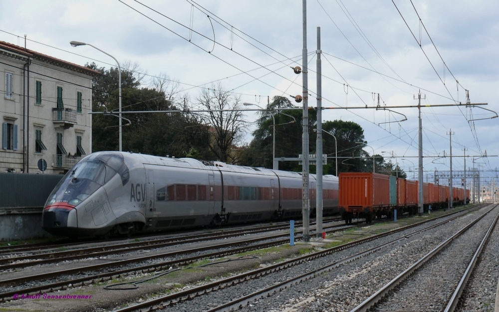 AGV-001 (93 83 2001 007-8) von Alstom auf Zulassungsfahrt in Italien fr die NTV (Nuovo Trasporto Viaggiatori). 
Die NTV wird mit Zgen dieses Typs einen privatrechtlich organisierten Hochgeschwindigkeitsverkehr in Italien anbieten. 

2010-04-01 Arezzo