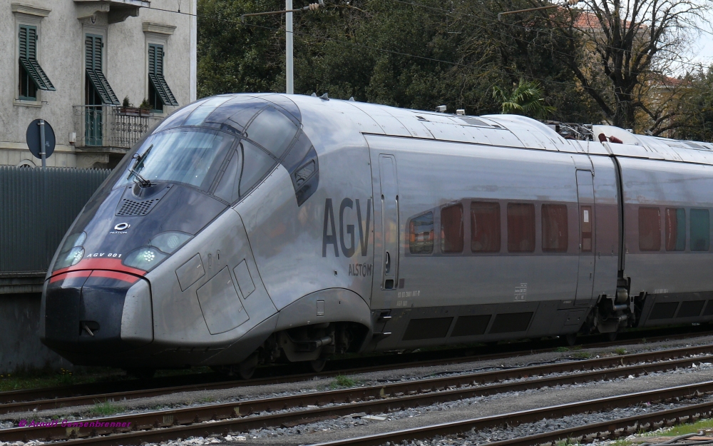 AGV-001 (93 83 2001 007-8) von Alstom auf Zulassungsfahrt in Italien fr die NTV (Nuovo Trasporto Viaggiatori). 
Die NTV wird mit Zgen dieses Typs einen privatrechtlich organisierten Hochgeschwindigkeitsverkehr in Italien anbieten. 

2010-04-01 Arezzo