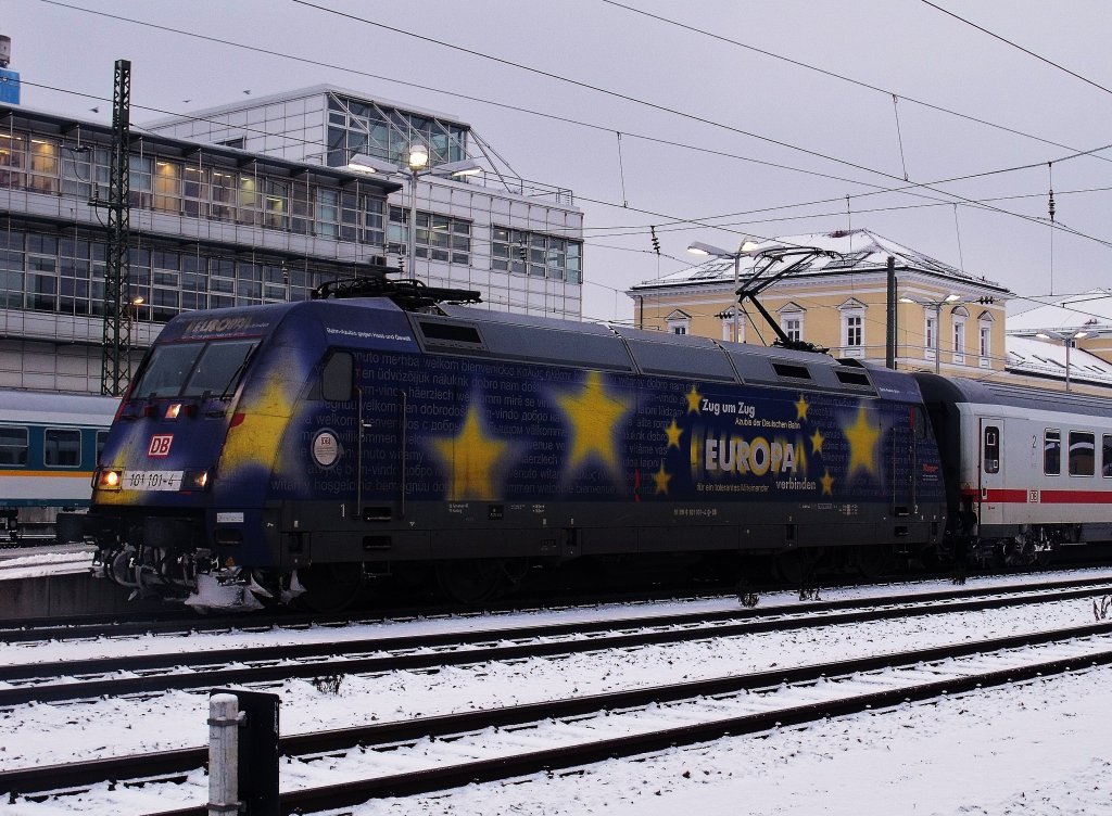 Ah, wie gut das wir noch einen abstecher zum Regensburger Hbf machen konnten. Weil so konnten wir die 101-101 Bildlich auf einen Chip brenne. 
So fgt sich die nchste Werbelok in meinem Fotoalbum hinzu. 
(04.01.2010, Rgb Hbf)
