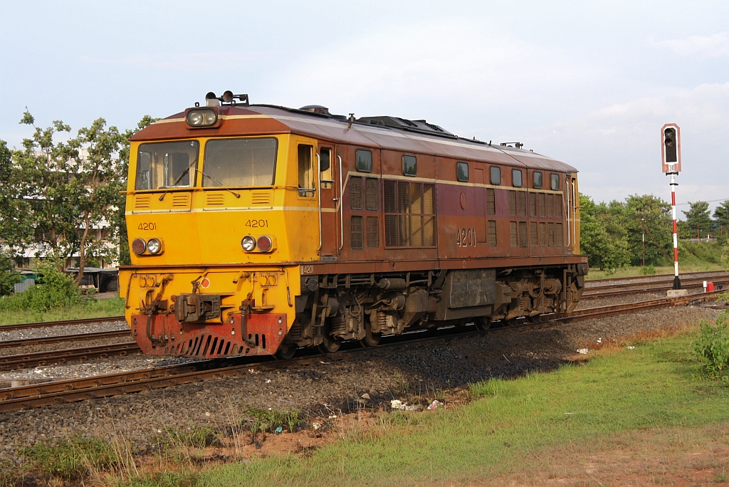 AHK 4201 (Co'Co', de, Henschel, Bj.1980, Fab.Nr. H-32452) am 17.Juni 2011 im Bf. Nong Khai.