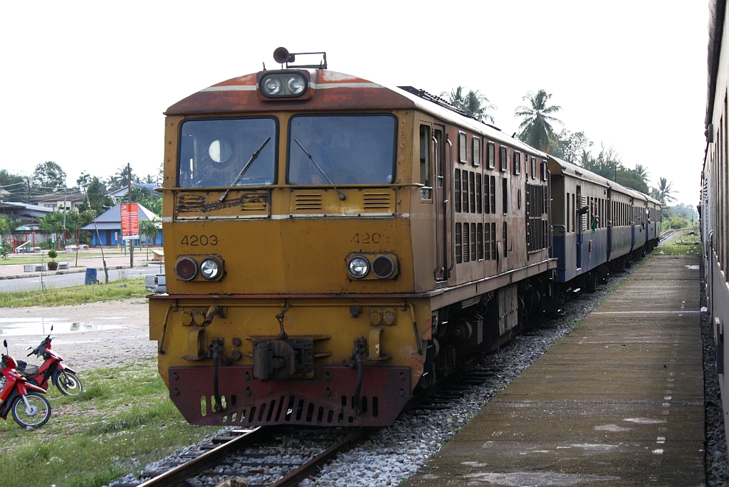 AHK 4203 (Co'Co', de, Henschel, Bj.1980, Fab.Nr. H-32453) vor dem ORD 456 am 11.Jnner 2012 im Bf. Chana.
