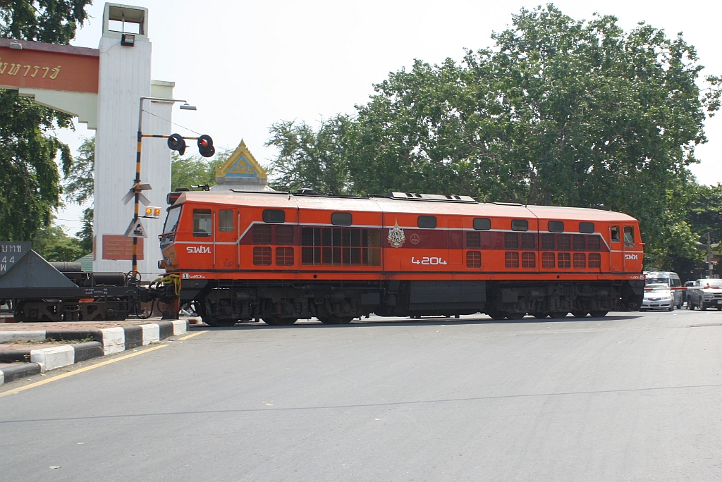 AHK 4204 (Co'Co', de, Krupp, Bj.1980, Fab.Nr. K-5476) fhrt am 13.Mrz 2012 in den Bf. Lopburi ein.

