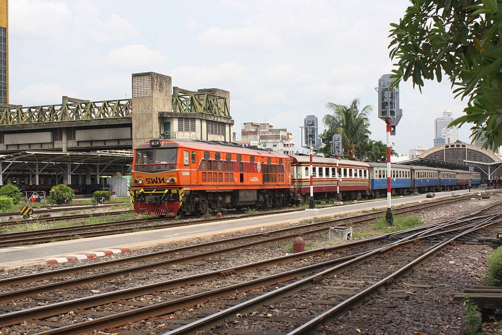 AHK 4204 (Co'Co', de, Krupp, Bj.1980, Fab.Nr. K-5476) fhrt am 04.Juni 2012 im Bf. Hua Lamphong aus. 

