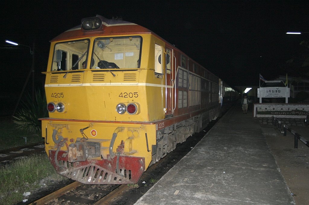 AHK 4205 (Co'Co', de, Henschel, Bj.1980, Fab.Nr. H-32454) mit RAP 108 abfahrbereit im Bf. Den Chai am 13.Nov.2008.