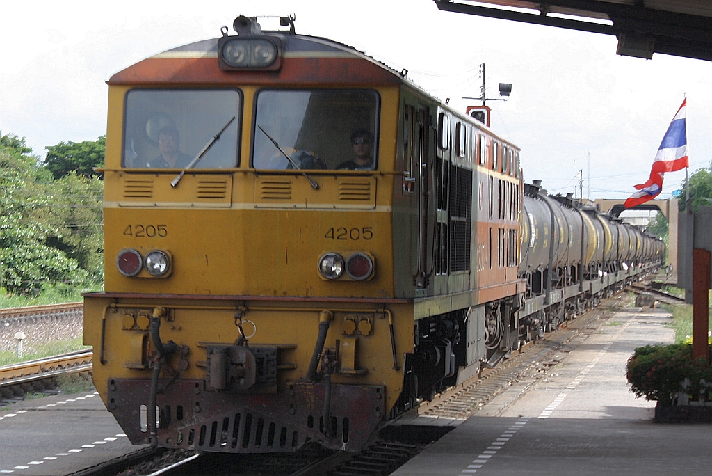 AHK 4205 (Co'Co', de, Henschel, Bj.1980, Fab.Nr. H-32454) mit Kesselwagen-Ganzzug bei der Durchfahrt durch den Bf. Ayutthaya am 22.August 2010.