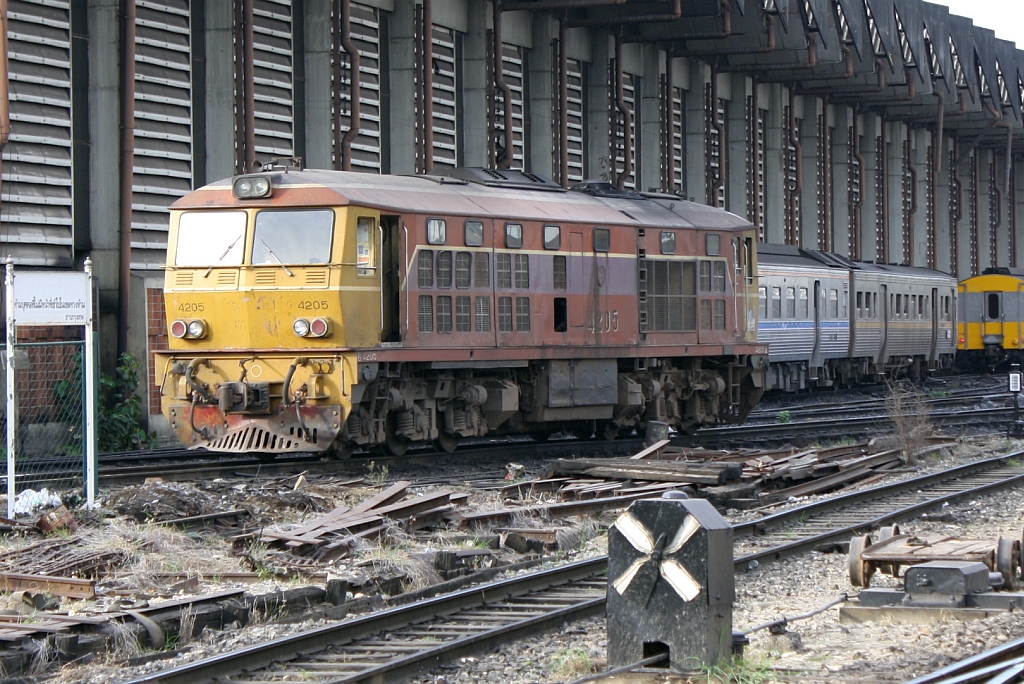 AHK 4205 (Co'Co', de, Henschel, Bj.1980, Fab.Nr. H-32454) am 07.Dezember 2010 neben der Halle des Depot Hua Lamphong.