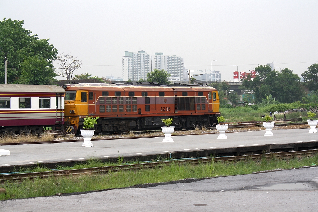 AHK 4206 (Co'Co', de, Krupp, Bj.1980, Fab.Nr. K-5477) am 16.März 2011 vor einem Leerpersonenzug nach Hua Lamphong am 16.März 2011 im Bf. Bang Sue Junction.