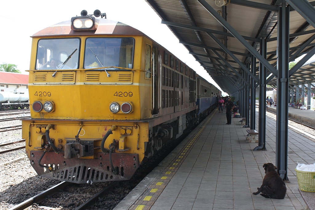 AHK 4209 (Co'Co', de, Henschel, Bj.1980, Fab.Nr. H-32456) mit dem ORD 234 von Surin nach Bangkok am 13.Juni 2011 im Bf. Pak Chong.