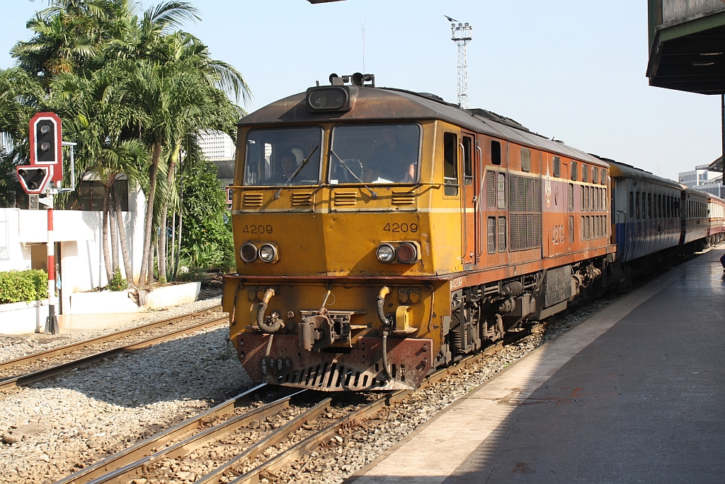 AHK 4209 (Co'Co', de, Henschel, Bj.1980, Fab.Nr. H-32456) fhrt am 26.Oktober 2012 in den Bf. Hua Lamphong ein. 
