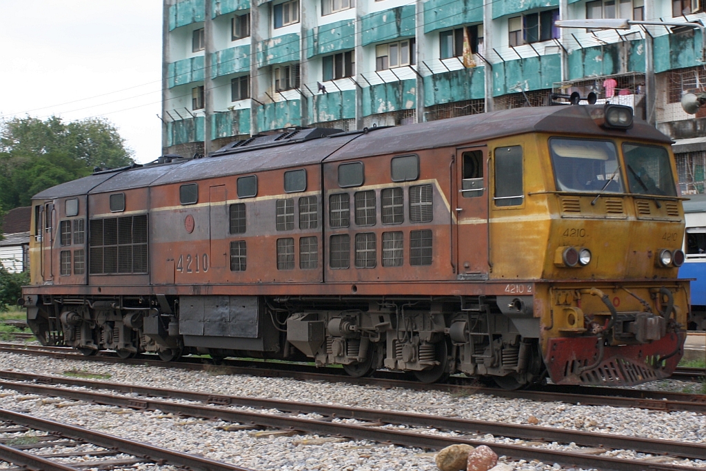 AHK 4210 (Co'Co', de, Krupp, Bj.1980, Fab.Nr. K-5479) wendet am 26.Oktober 2010 in der  Nakhon Si Thammarat Station vom ORD 456 auf den ORD 457.

