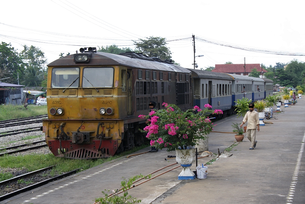 AHK 4210 (Co'Co', de, Krupp, Bj.1980, Fab.Nr. K-5479) ist am 26.Oktober 2010 in der Nakhon Si Thammarat mit dem ORD 457 abfahrbereit.