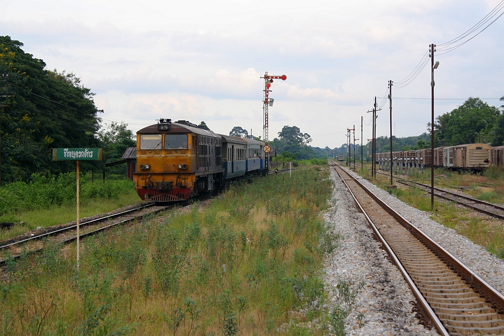 AHK 4210 (Co'Co', de, Krupp, Bj.1980, Fab.Nr. K-5479) fährt am 26.Oktober 2010 mit ORD 457 (Nakhon Si Thammarat - Phatthalung) und 91 Minuten Verspätung in die Khao Chum Thong Junction ein.