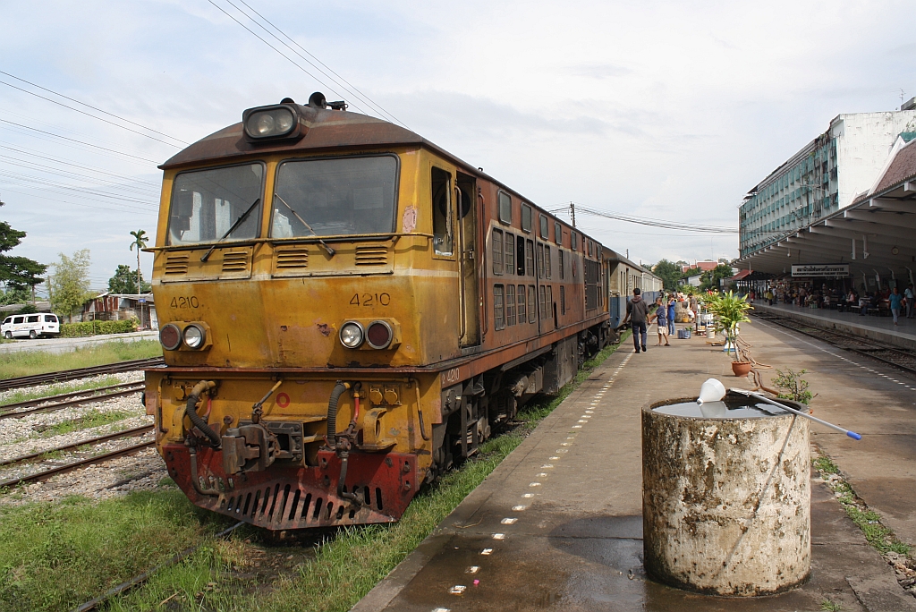 AHK 4210 (Co'Co', de, Krupp, Bj.1980, Fab.Nr. K-5479) am 27.Oktober 2010 in der Nakhon Si Thammarat Station abfahrbereit mit dem ORD 455 nach Yala.