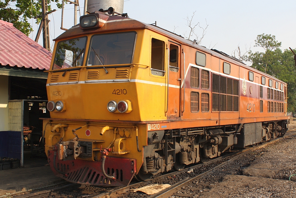 AHK 4210 (Co'Co', de, Krupp, Bj.1980, Fab.Nr. K-5479) am 15.Mrz 2012 im Depot Chiang Mai.